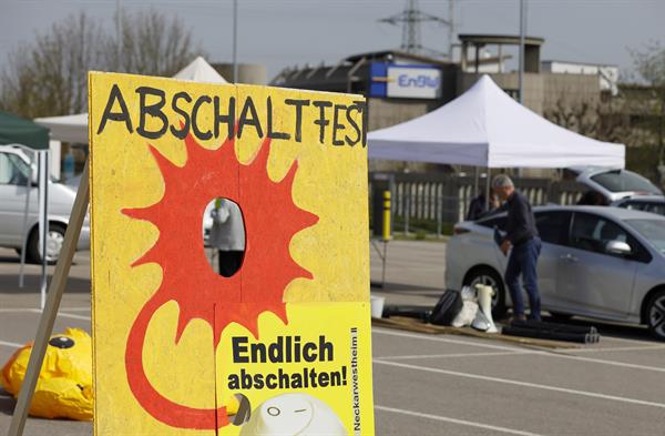 Cartel en el que se lee 'Celebración del cierre' frente a la planta de energía nuclear en Neckarwestheim, Alemania, este sábado. 