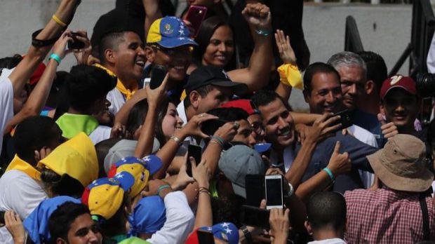 El jefe del Parlamento de Venezuela, Juan Guaidó, quien se proclamó presidente encargado, dijo este sábado estar dispuesto a 'hacer lo necesario' para lograr el ingreso de las ayudas almacenadas en la ciudad colombiana de Cúcuta, y que servirán para paliar la crisis humanitaria que, asegura, atraviesa el país