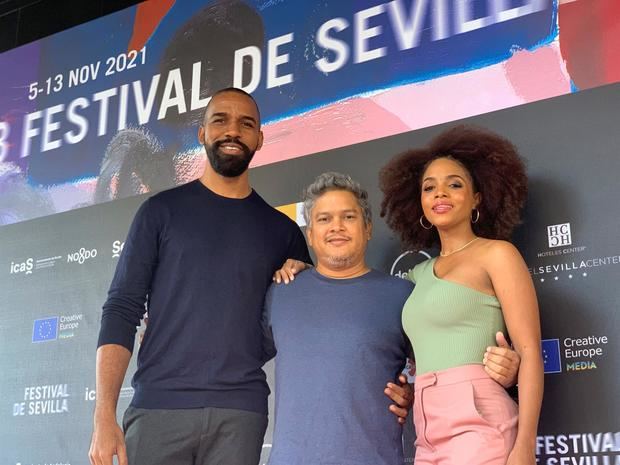 El actor Vicente Santos (i), el director de cine Nino Martínez (c) y la actriz Fidia Peralta, posan durante la entrevista mantenida con Efe para ofrecer detalles de su película, 'Liborio', programada en la sección 'Nuevas olas' del Festival de Cine de Sevilla.