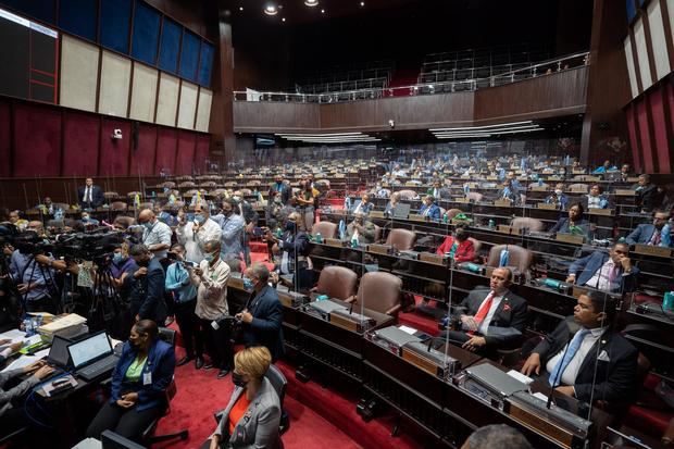 Miembros de la Cámara de Diputados de República Dominicana fueron registrados este martes, durante una sesión para votar por el nuevo el Código Penal, en Santo Domingo, R. Dominicana.