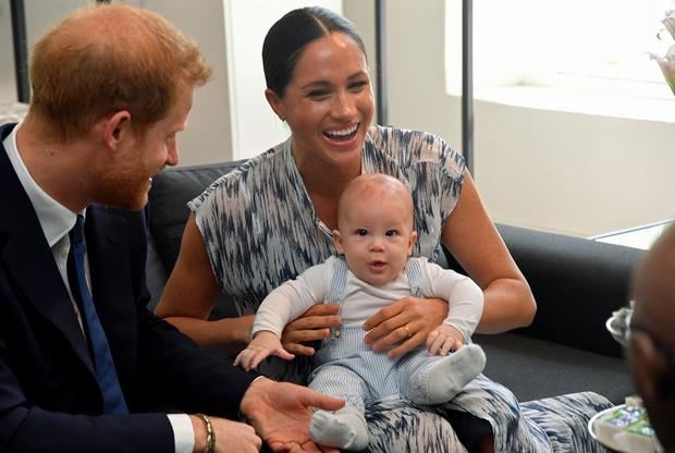 Fotografía tomada el pasado 25 de septiembre en la que se registró a los duques de Sussex, el príncipe Enrique (i) y Meghan Markle y a su hijo, Archie, en Cape Town, Sudáfrica. 