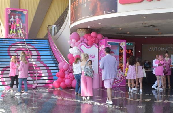 Fanáticos llegan a ver el filme Barbie el 20 de julio de 2023, en un cine de Los Ángeles (EE.UU.). 