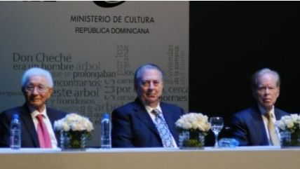 Integrantes de la mesa de honor para entregar premio, encabezada por el ministro de Cultura, Eduardo Selman. 