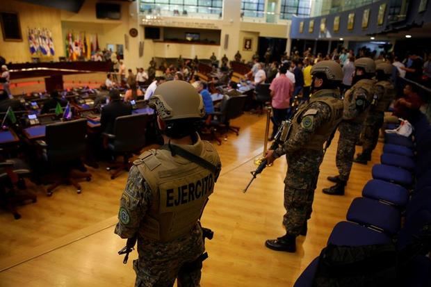Militares hacen presencia en una sesión del Congreso este domingo en San Salvador (El Salvador).