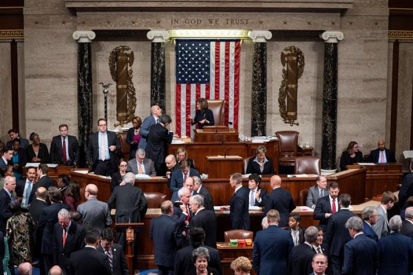 La presidenta demócrata de la Cámara de los Estados Unidos, Nancy Pelosi (C), preside los votos para acusar oficialmente al presidente de los Estados Unidos, Donald J. Trump, sobre dos artículos, abuso de poder y obstrucción del Congreso, en el piso de la Cámara de Representantes en el Capitolio de los Estados Unidos en Washington, DC.