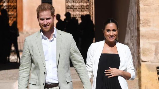 El príncipe Enrique (i) de Inglaterra y su esposa, Meghan, duquesa de Sussex, el pasado lunes en los jardines andalusíes de Rabat (Marruecos).