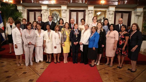 Presidente Medina y  ministra entregan la Medalla al Mérito de la Mujer a 14 dominicanas destacadas.