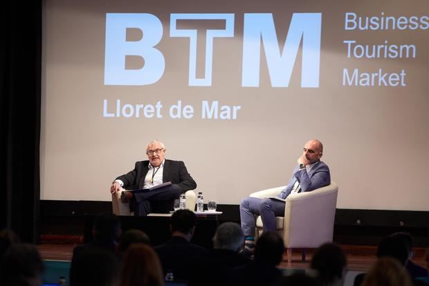 El director de EFE Salud, Javier Tovar (i), y el vicepresidente de ACAVe, Jordi Martí (d), durante de la jornada inaugural del foro BTM, una cita anual del sector turístico, que ha estado protagonizada por progresiva desaparición de restricciones por el coronavirus en España.