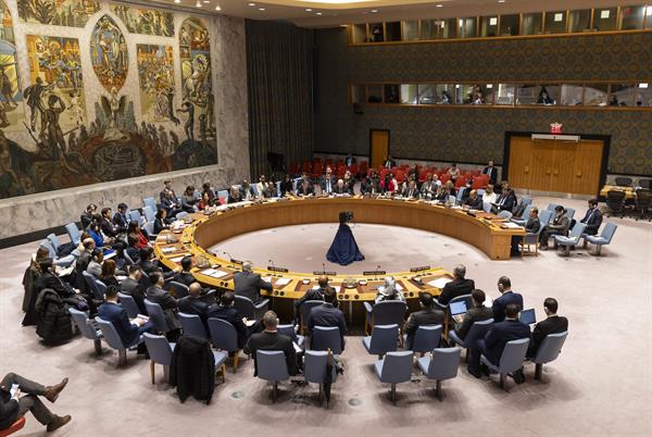 Irán invoca artículo el 51 de la carta de la ONU para su ataque, que considera concluido
Naciones Unidas, 13 abr (EFE). El secretario general de la ONU, António Guterres, dijo este sábado que 'condena enérgicamente' el ataque de Irán contra Israel, que representa 'una grave escalada', y pidió 'un cese inmediato de hostilidades', en un comunicado emitido esta tarde.

'Estoy profundamente alarmado por el riesgo muy real de una escadala regional devastadora', dijo, por lo que pidió 'a todas las partes a ejercer un máximo autocontrol' para evitar cualquier acción que pueda traducirse en enfrentamientos mayores y 'en múltiples frentes en Oriente Medio'.

Pocos minutos antes, el embajador israelí ante la ONU, Gilad Erdan, muy beligerante contra Guterres desde que comenzó la guerra, escribió en su cuenta de X un mensaje dirigido al secretario general: 'Irán ha violado la carta de la ONU (...) ¿dónde están tus palabras, dónde tu condena? ¡Despierta!!!'.

El ataque de hoy ha sido justificado por Irán como represalia por el sufrido el 1 de abril contra su consulado de Damasco y atribuido a Israel; entonces, también el secretario general condenó el ataque pero no nombró a Israel porque el estado hebreo nunca reconoce abiertamente los ataques extraterritoriales.

Hasta el momento, el Consejo de Seguridad de la ONU, máximo órgano encargado de velar por la paz y la seguridad en el mundo, aún no se ha pronunciado ni ha convocado una sesión urgente, como suele ser habitual cuando suceden incidentes de este tipo.

