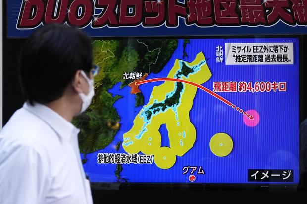 Un ciudadano japonés mira en un televisor la trayectoria de un misil el pasado mes de octubre.