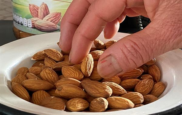 Foto de archivo. Una persona come hoy almendras como parte de su dieta alimenticia, en Ciudad de México (México). 