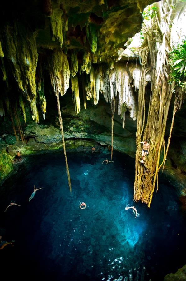 Fotografía cedida este martes por la Secretaría de Fomento Turístico de Yucatán (México) que muestra uno de los ancestrales cenotes de esta región.