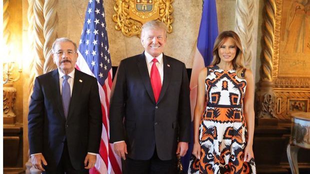 El presidente dominicano, Danilo Medina, junto al presidente de Estados Unidos, Donald Trump, y la primera dama de ese país norteamericano, Melania Trump. 