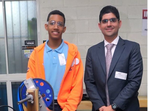 Estudiante que participó en la feria internacional.