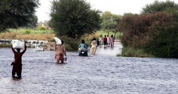 Víctimas de las inundaciones evacuan zonas inundadas del distrito de Sanghar en la provincia pakistaní de Sindh.