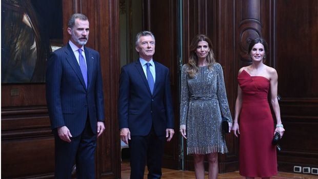 El  presidente argentino Mauricio Marcri, y su esposa Juliana Awada, reciben a los reyes de España- 