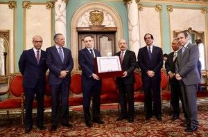 Medina impone Orden del Mérito Duarte, Sánchez y Mella a representante PNUD