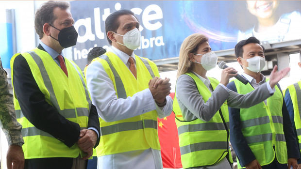 La Vicepresidenta Raquel Peña le acompañan Zhang Run, embajador extraordinario y plenipotenciario de la República Popular China; Daniel Rivera, ministro de Salud Pública y Asistencia Social y Víctor Bisonó Haza, ministro de Industria, Comercio y Mipymes.