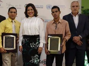 Vicepresidencia premia ganadores del concurso Pintura Joven por los Valores 