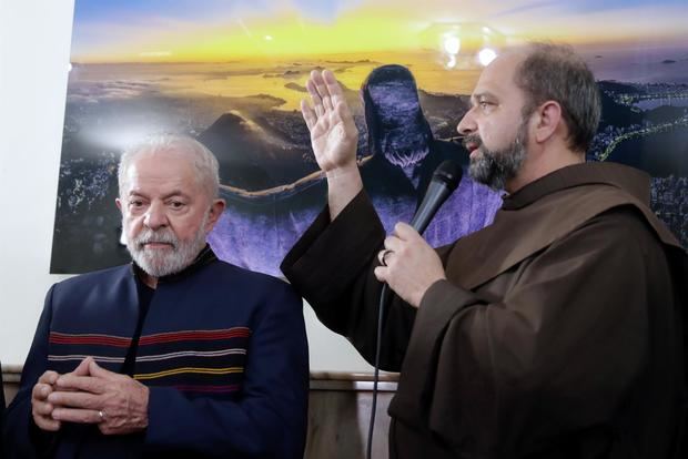 El exmandatario y candidato presidencial brasileño Luiz Inácio Lula da Silva recibe hoy la bendición del fraile Paulo durante un evento por el día de San Francisco de Asís hoy, en Sao Paulo, Brasil.