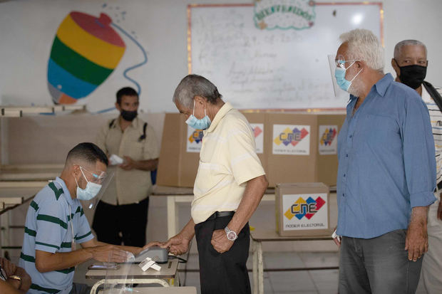 Un hombre fue registrado este domingo al ejercer su derecho al voto, en un centro electoral de Caracas (Venezuela).