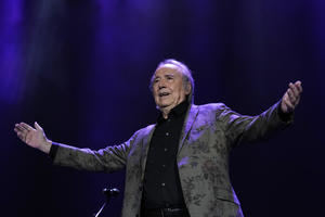 Serrat da su último adiós a los escenarios en Barcelona, conmovido y feliz