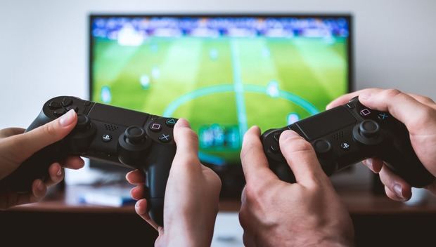 Play Station vs. Xbox, una lucha de mercado y de limpieza en sus consolas.