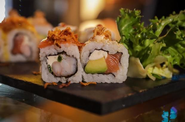 Registro de un plato de sushi en un restaurante japonés del Mercado Central de Montevideo, Uruguay.