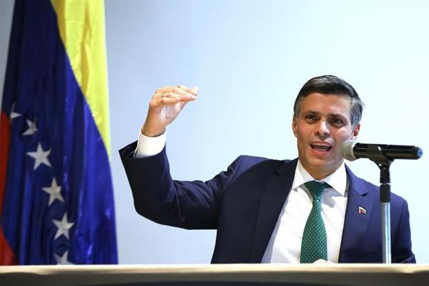 El líder opositor venezolano Leopoldo López habla hoy, durante una rueda de prensa en Bogotá, Colombia.