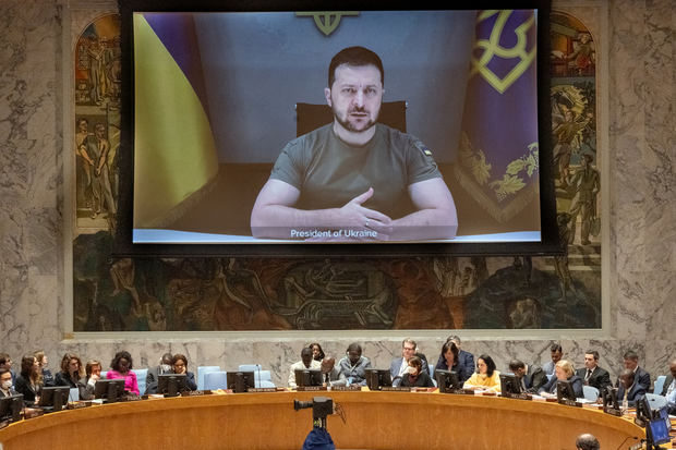 Fotografía cedida por la ONU donde aparece el presidente de Ucrania, Volodímir Zelenski (en pantalla), mientras se dirige a los miembros del Consejo de Seguridad durante una reunión sobre su país hoy miércoles en la sede del organismo internacional, en Nueva York, EE.UU.