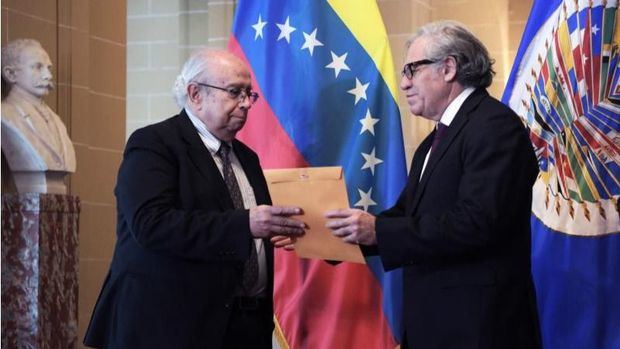 El enviado del líder opositor Juan Guaidó, Gustavo Tarre (i), entrega sus cartas credenciales al secretario general de la Organización de Estados Americanos (OEA), Luis Almagro (d), durante un acto este miércoles en la sede del organismo, en Washington (EE.UU.)