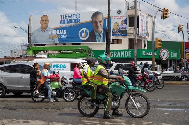 Vista general de una calle con publicidad política. Las campañas electorales para las elecciones municipales dominicanas del próximo domingo concluyeron el pasado  jueves tras algo más de tres meses de jornadas por la conquista de 3,849 cargos en los 158 municipios del país. 