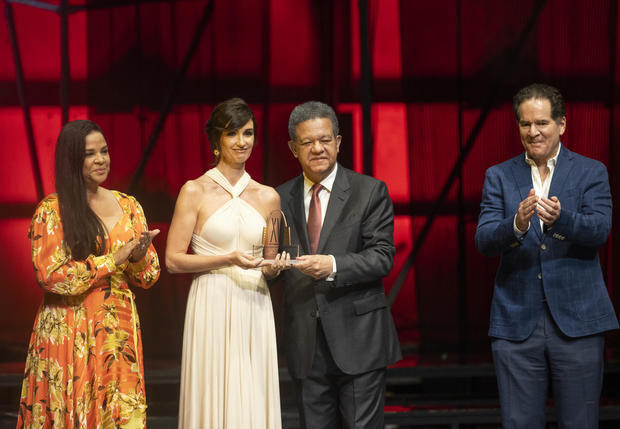 Paz Vega es reconocida en apertura del Festival de Cine de Santo Domingo, el reconocimiento a cargo de los responsables del festival como su director, Omar de la Cruz, y el expresidente dominicano Leonel Fernández.