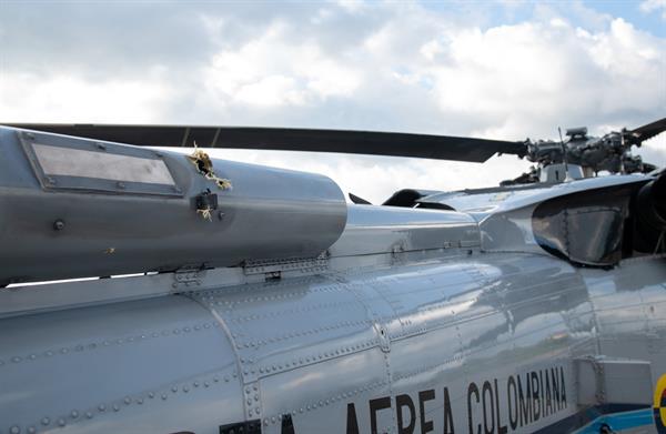 Fotografía cedida este viernes por la presidencia de Colombia que muestra los impactos de bala en el helicóptero en el que viajaba el presidente de Colombia, Iván Duque, hoy, en Cúcuta (Colombia). 