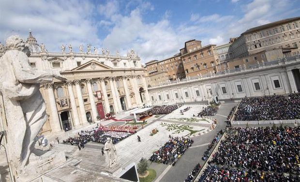 El papa cargó contra el triunfalismo en la misa del Domingo de Ramos