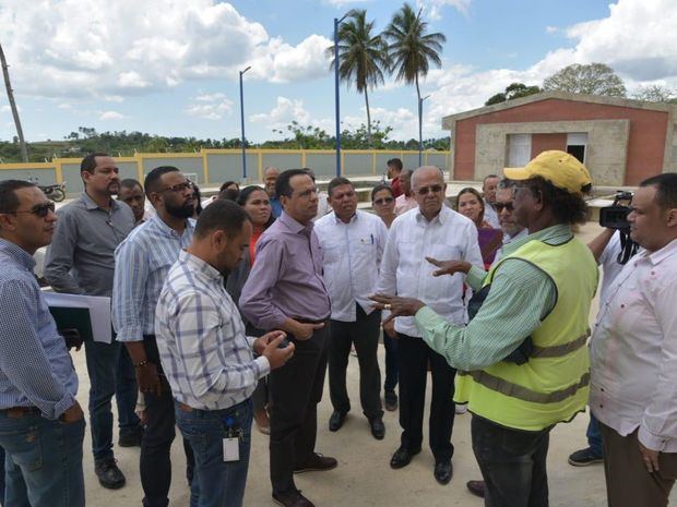 El ministro de Educación, Antonio Peña Mirabal realiza recorrido por las construcciones de los centros educativos.