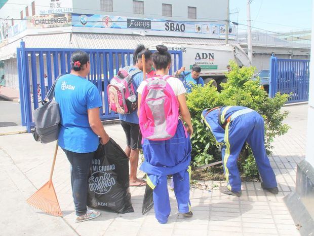 Miembros del Ayuntamiento en limpieza del Mercado de Villa Consuelo.