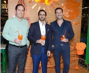 Ejecutivos de Aperol Spritz realizan encuentro con clientes con motivo de la entrada de la primavera