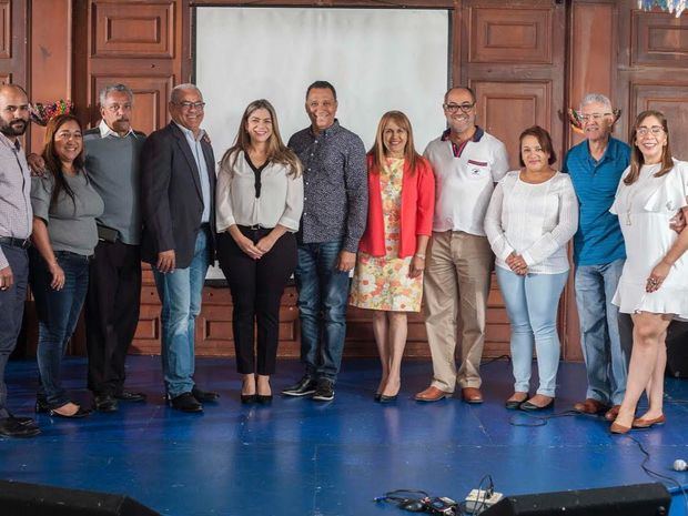 Acroartistas Humberto Olivieras, Marilyn Ventura, Grisbel Medina Maria Luisa Estévez, Ney Zapata, Claudio Concepción, José D´ Laura,  Alexis Beltré, José Nova, Darío Fernández y Susana Veras.