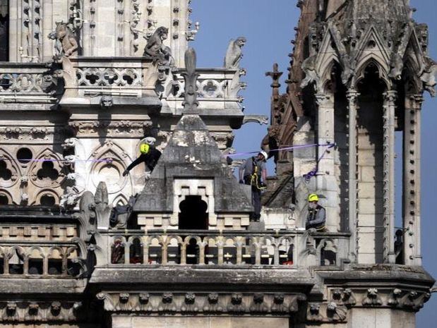 Bomberos de París en la fachada lateral de Notre Dame.