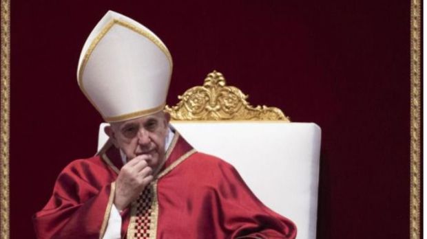 El papa Francisco preside la ceremonia de la Pasión del Señor en el marco de las celebraciones por el Viernes Santo, en la Basílica de San Pedro, en el Vaticano.