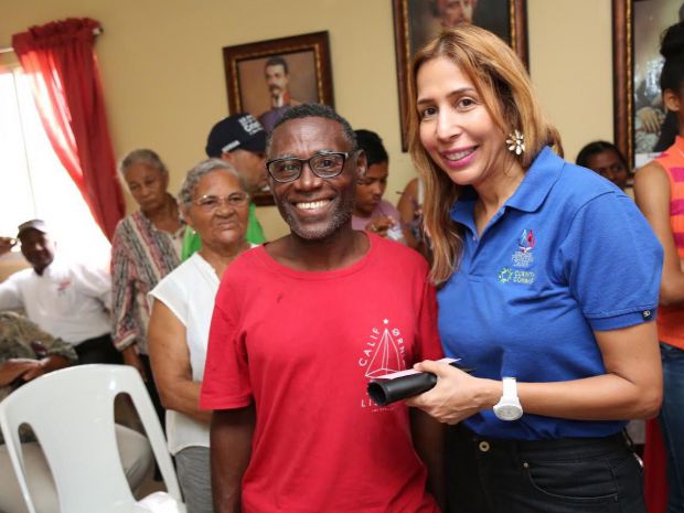 Miembro del Despacho de la Primera Dama en jornada oftalmológica que realizó en Villa Montellano, Puerto Plata, en beneficio de 108 residentes de esta localidad.