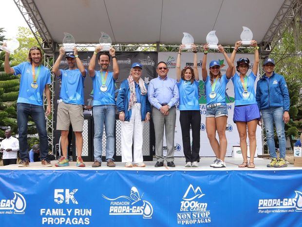 Ganadores 1eros Lugares 100km junto a Rosa Bonetti de Santana, Angel Estevez y Marilú Viñas.