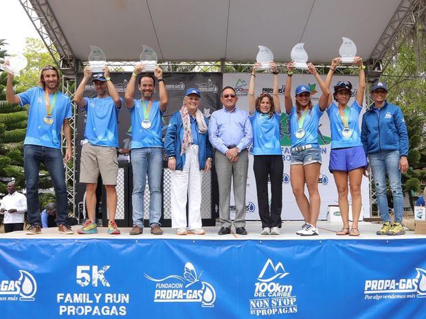 Ganadores 1eros Lugares 100km junto a Rosa Bonetti de Santana, Angel Estevez y Marilú Viñas.