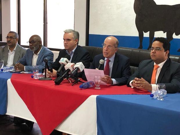 Miembros de los partidos Dominicanos por el Cambio (DxC), Frente Amplio (FA), Alianza por la Democracia (APD) y el Partido Revolucionario Social Demócrata (PRSD).
