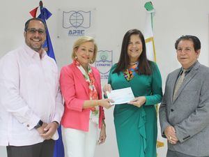 Cenapec recibe donativo de Fundación Farach