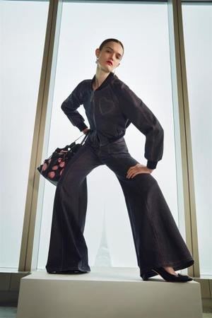 Fotografía cedida este martes por Carolina Herrera donde aparece una modelo luciendo un diseño de la colección otoño-invierno 2021 de dicha casa de moda, en Nueva York (Estados Unidos). 