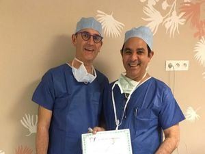 Urólogo Pablo Mateo recibe certificación para operar primer robot portátil