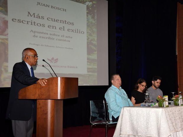 José Enrique García, director de la Editora Nacional, presenta la colección de Cuentos de Juan Bosch.
 (Foto: Fuente Externa).