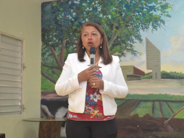 La profesora Rosalba Milagros Peña, presidenta de la ADP de Dajabón, pronuncia las palabras de bienvenida al Taller. (Foto: Cortesía).